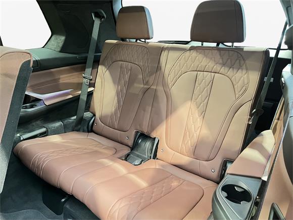 2025 BMW X7 xDrive40d M Sport Pro and Connoisseur Pack