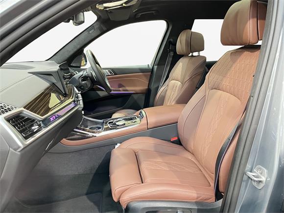 2025 BMW X7 xDrive40d M Sport Pro and Connoisseur Pack