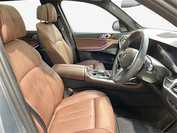 2025 BMW X7 xDrive40d M Sport Pro and Connoisseur Pack
