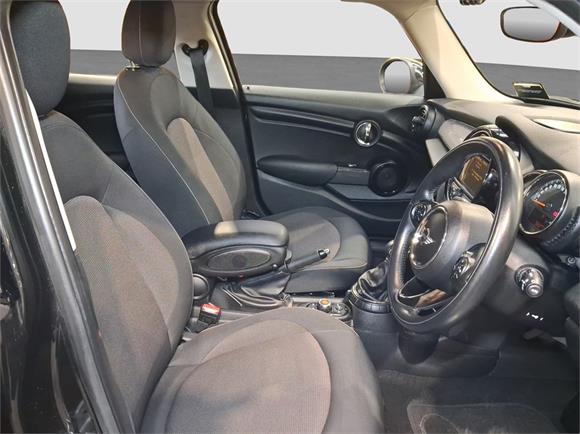 2016 MINI Cooper 5-Door Hatch Auto SE