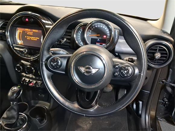 2016 MINI Cooper 5-Door Hatch Auto SE