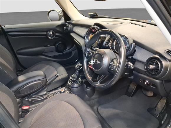 2016 MINI Cooper 5-Door Hatch Auto SE