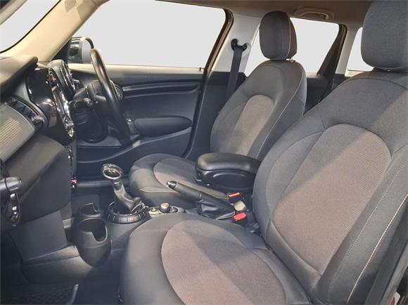 2016 MINI Cooper 5-Door Hatch Auto SE