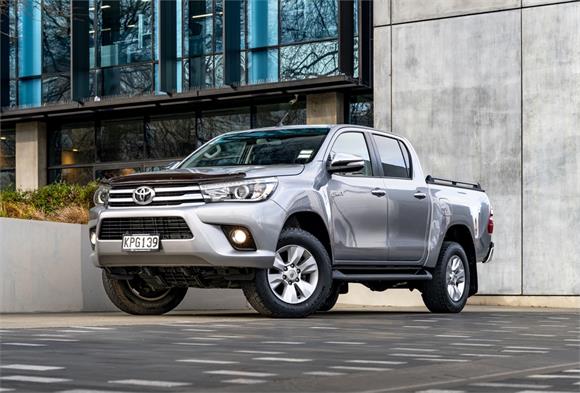 Toyota Hilux SR5 TD DC 2.8L 4WD 2017