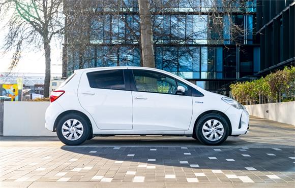 2017 Toyota Vitz Hybrid