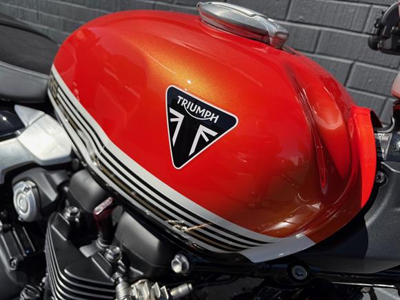 New Triumph Speed Twin 1200 RS