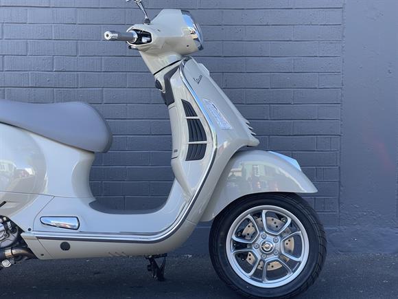 New Vespa GTS 300 Classic