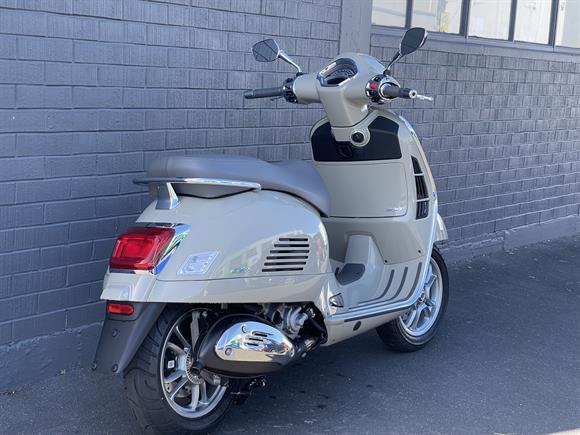 New Vespa GTS 300 Classic