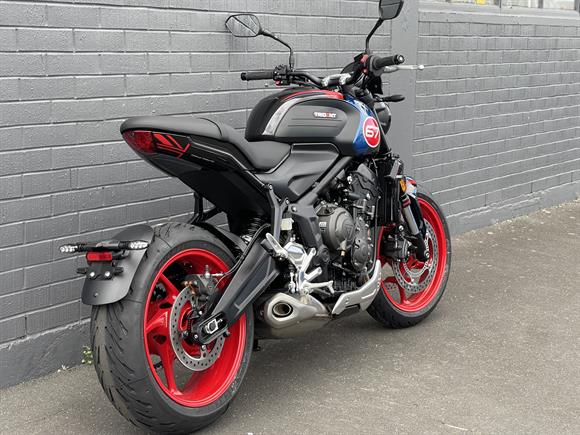 New Triumph Trident 660 TRIPLE TRIBUTE EDITION