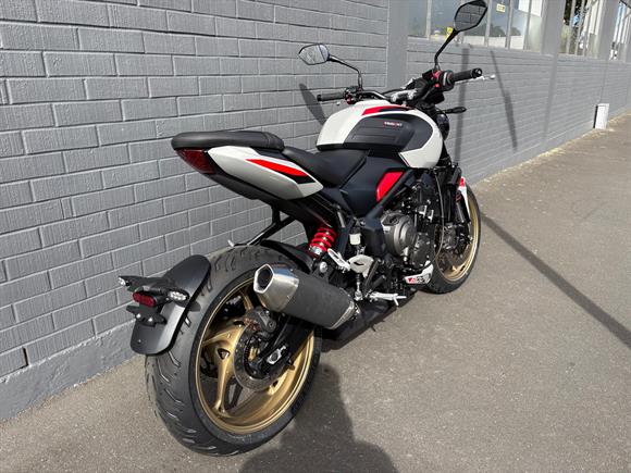 New Triumph Trident 800