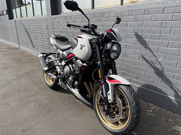 New Triumph Trident 800